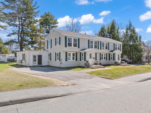 view of front of home featuring driveway and a front yard