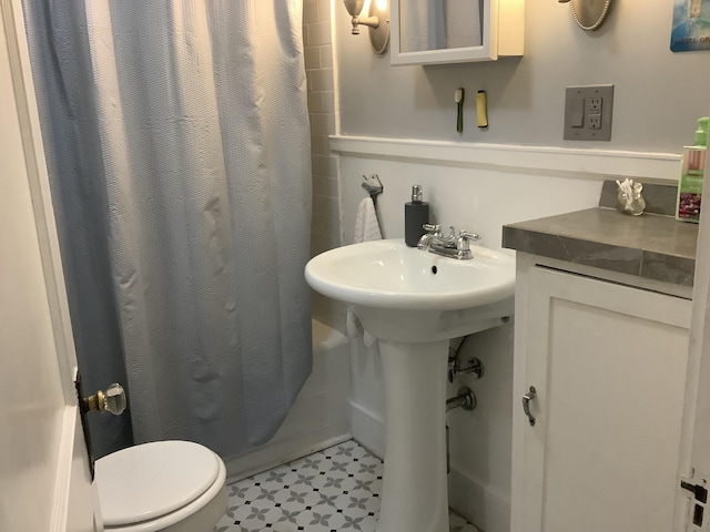 full bathroom with shower / bath combo and toilet