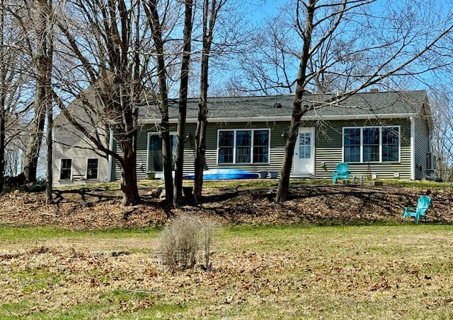 view of front facade featuring a front lawn