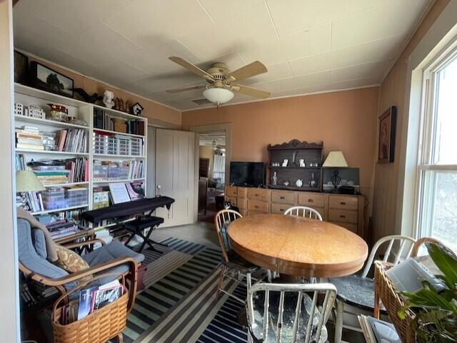 dining space with ceiling fan