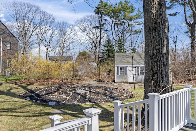 view of yard with an outdoor structure