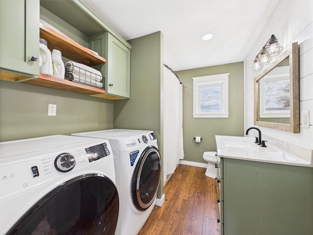laundry area featuring dark wood-style floors, recessed lighting, a sink, washing machine and clothes dryer, and baseboards