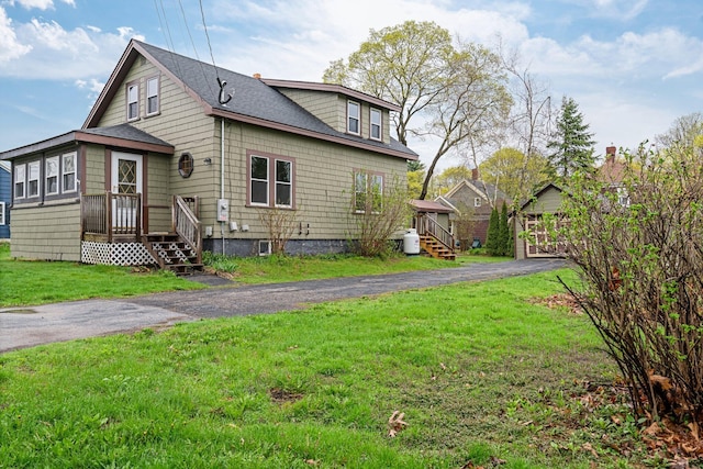30 Munroe St, Bangor, ME 04401 - back of property with roof with shingles and a yard