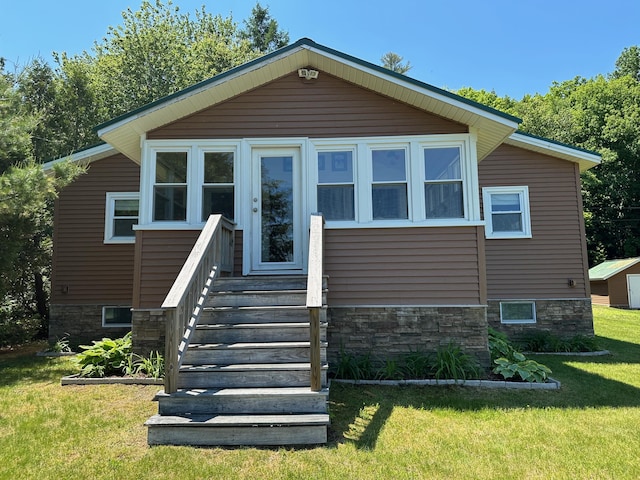 view of front facade with a front lawn