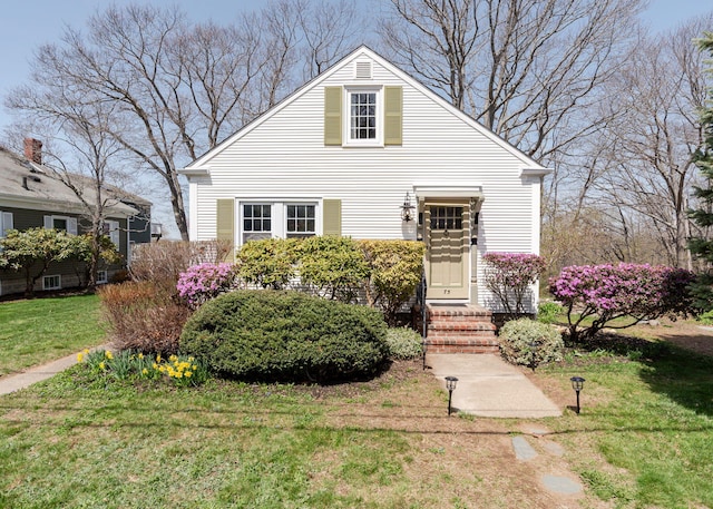 bungalow featuring a front yard
