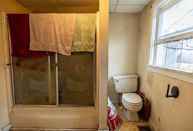 full bathroom featuring visible vents, a shower stall, toilet, and a paneled ceiling