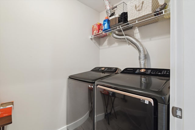 laundry area with laundry area, baseboards, and independent washer and dryer