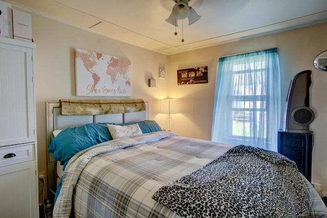 bedroom with crown molding and ceiling fan
