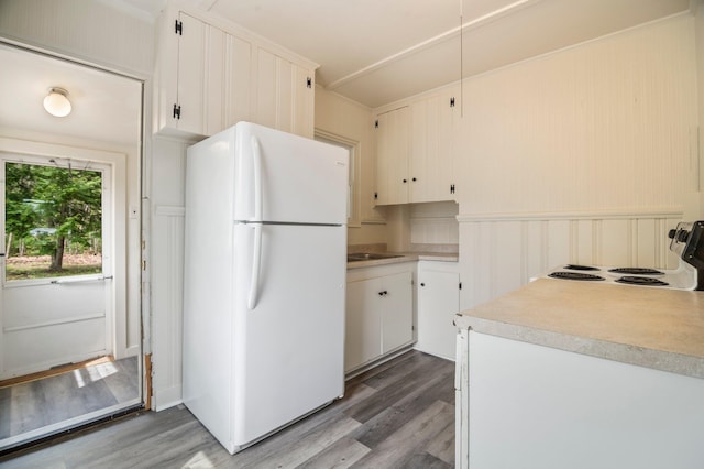 518 Ossipee Trl E, Gorham, ME 04038 - kitchen featuring freestanding refrigerator, wood finished floors, light countertops, a sink, and electric range oven