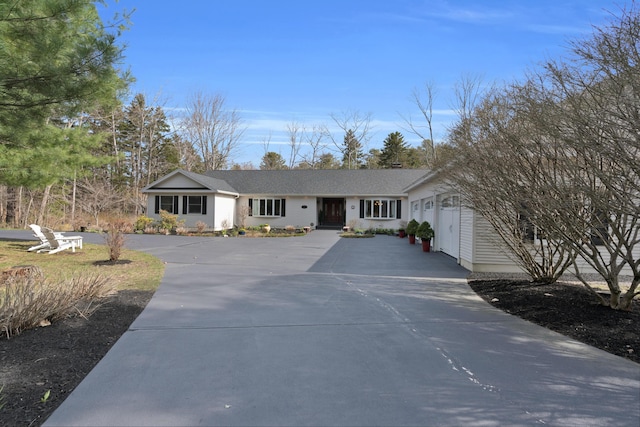 single story home with driveway