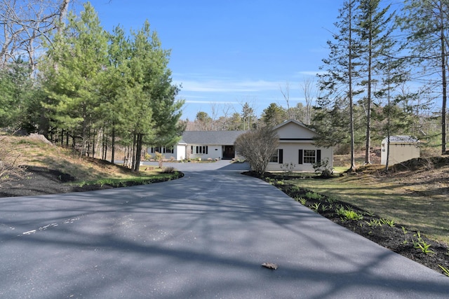 view of front of property featuring driveway