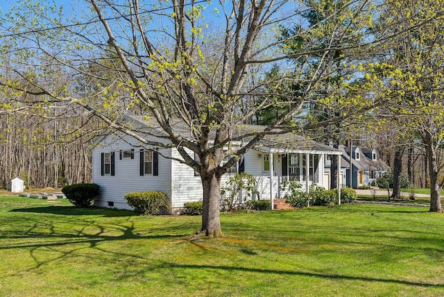 view of front facade featuring a porch and a front yard
