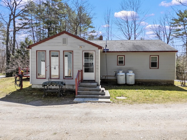 view of front facade featuring a front yard and entry steps