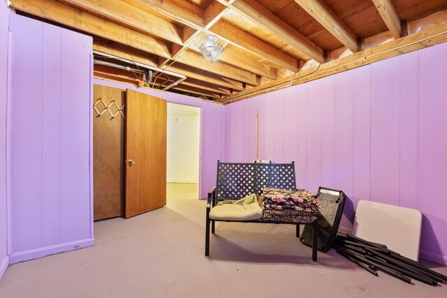 sitting room featuring concrete flooring