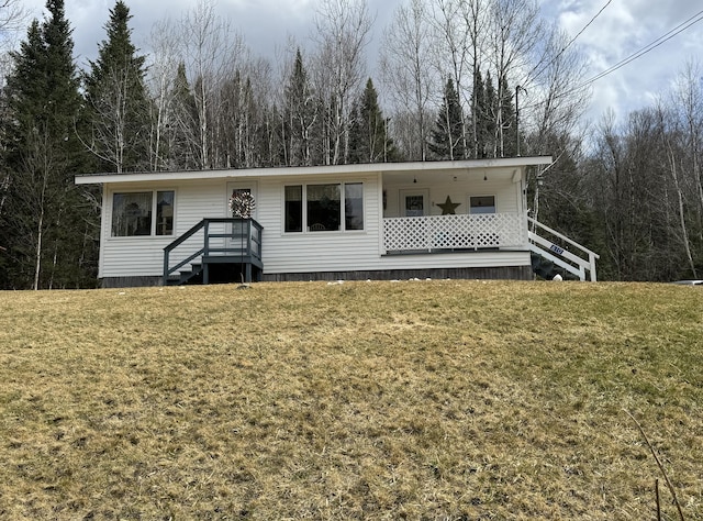 manufactured / mobile home featuring a front yard