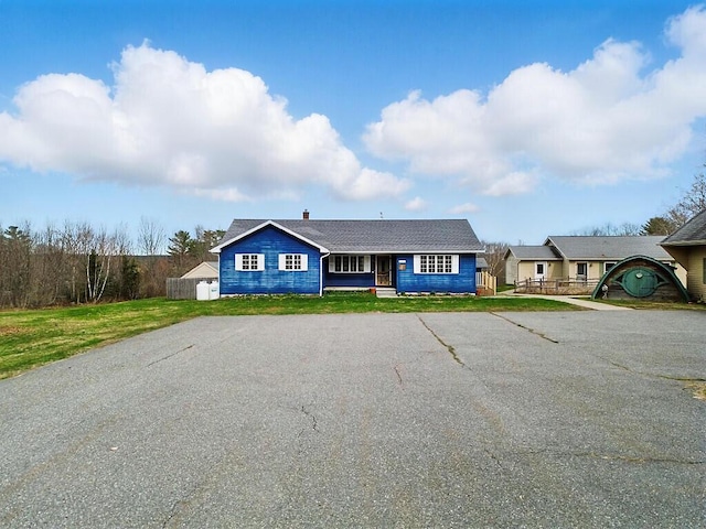 ranch-style home with a front yard