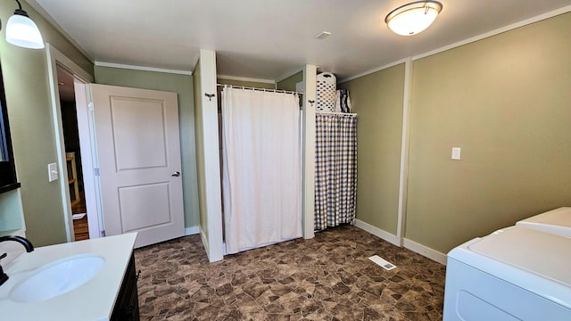 bathroom featuring curtained shower, visible vents, baseboards, separate washer and dryer, and vanity