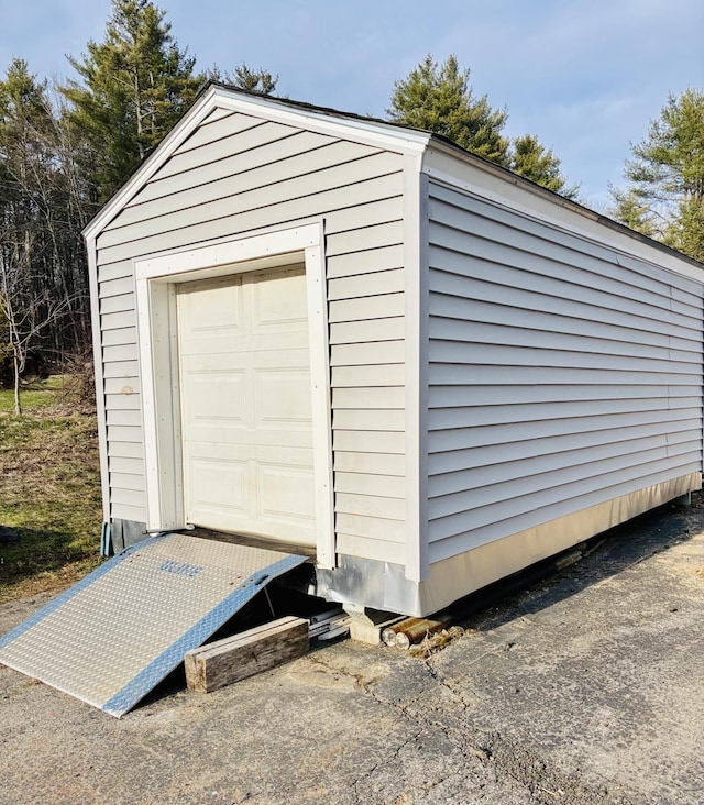 view of detached garage