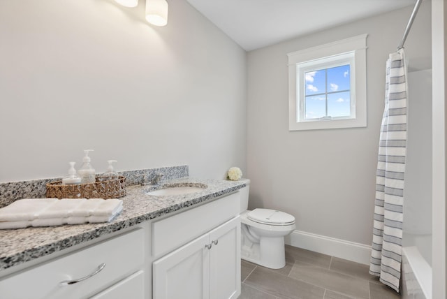full bathroom featuring baseboards, toilet, a shower with curtain, and vanity