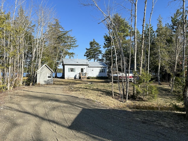 view of yard featuring an outdoor structure and a shed