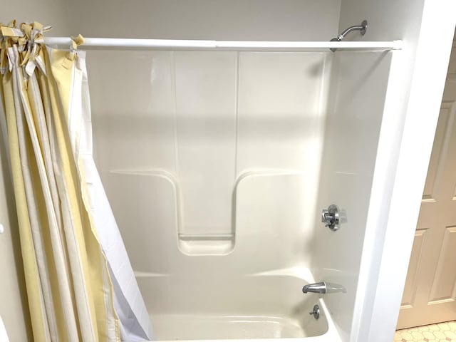 bathroom with shower / bath combo