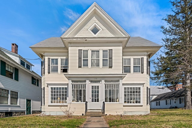 view of front facade featuring a front lawn and entry steps
