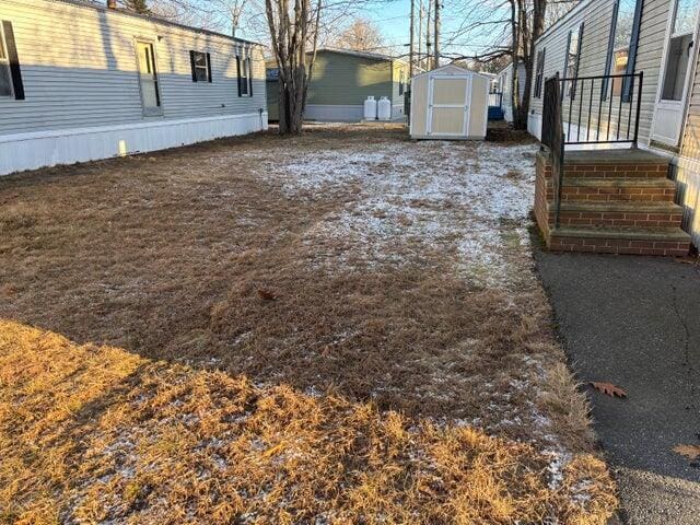 view of yard featuring a storage shed and an outdoor structure