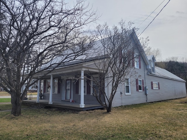 view of front of property featuring covered porch and a front lawn