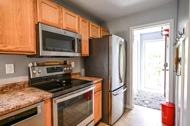 25 Ireland Dr, Berwick, ME 03901 - kitchen with appliances with stainless steel finishes and baseboards