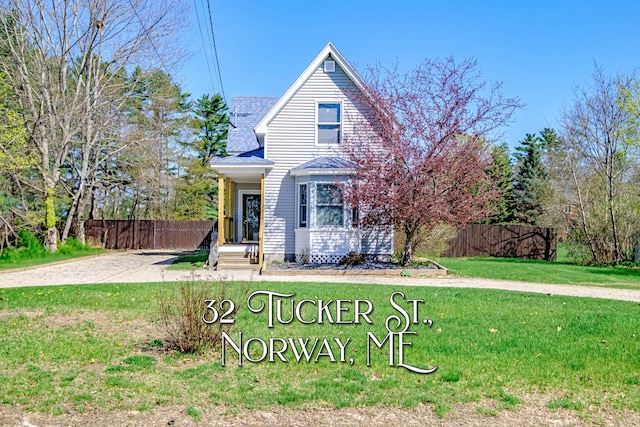 view of front of property featuring a shingled roof