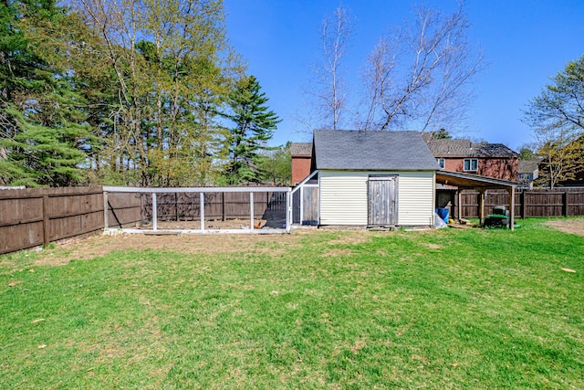 view of yard with an outdoor structure