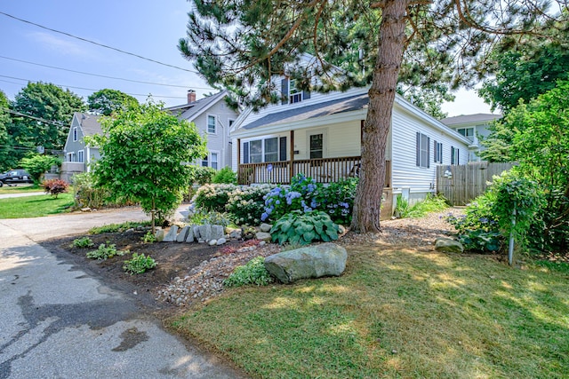 view of front facade with fence and a front yard