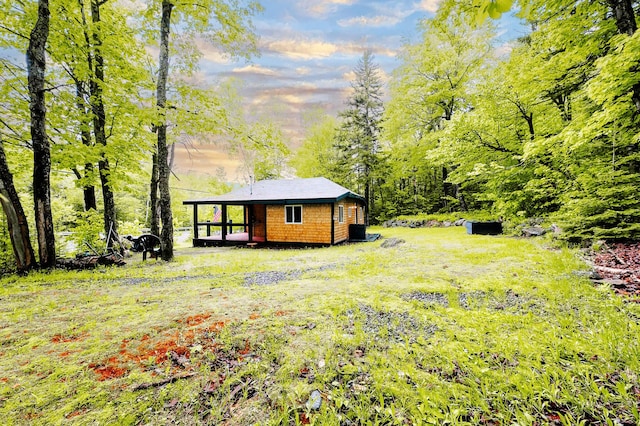 view of yard with an outdoor structure