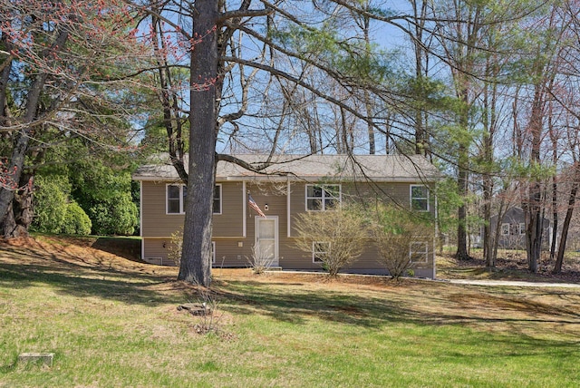 split foyer home featuring a front yard