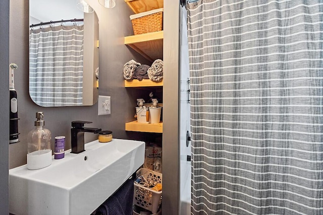 full bath featuring a sink and a shower with shower curtain