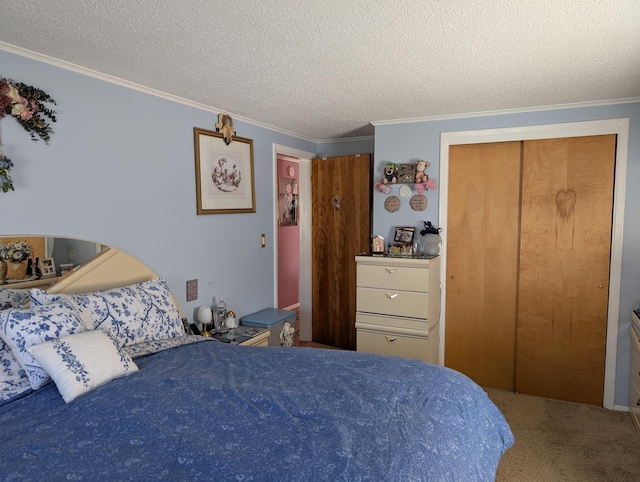 carpeted bedroom featuring crown molding, a textured ceiling, and a closet
