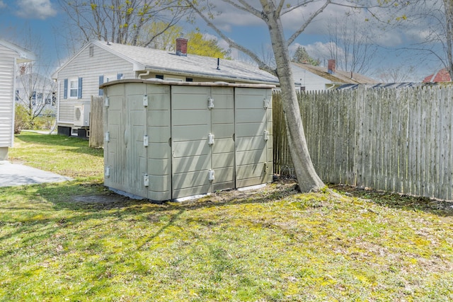 view of outdoor structure with fence and an outdoor structure