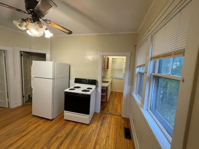 kitchen with ceiling fan, electric range oven, freestanding refrigerator, light wood finished floors, and ornamental molding