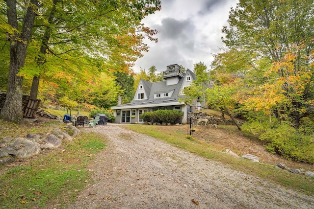 view of front of house with driveway