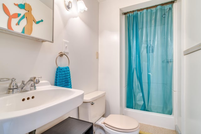full bath featuring a sink, toilet, and shower / tub combo