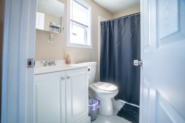 full bathroom featuring toilet, a shower with curtain, and vanity