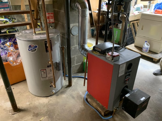 utility room with washer / clothes dryer and water heater