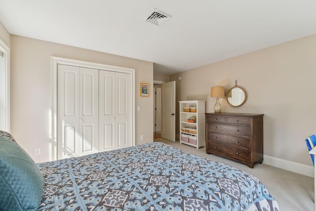 bedroom featuring baseboards, visible vents, carpet, and a closet