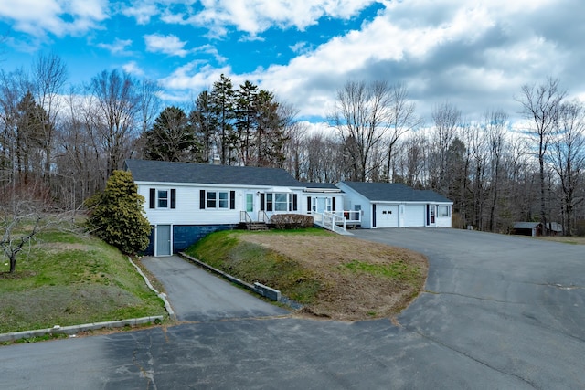 ranch-style home with driveway