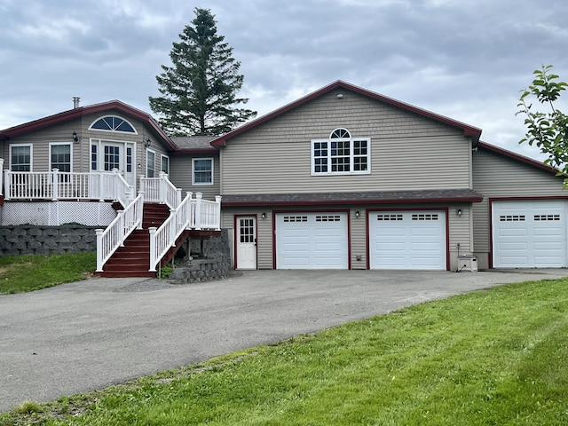 view of front of house featuring aphalt driveway