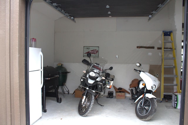 garage featuring freestanding refrigerator