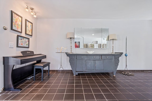 living area with baseboards