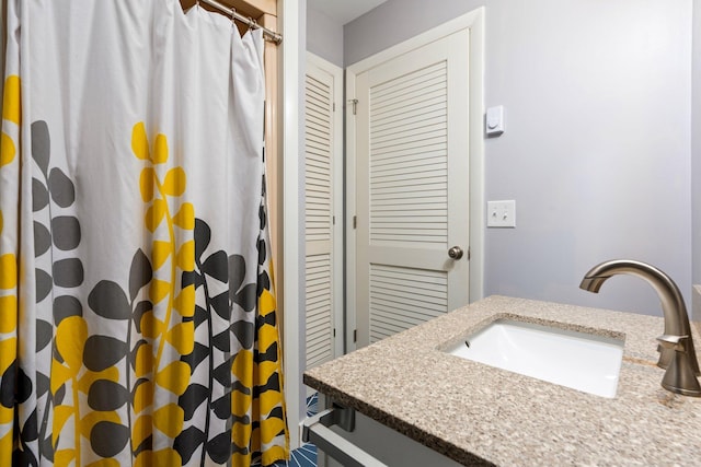 bathroom with a shower with curtain and vanity