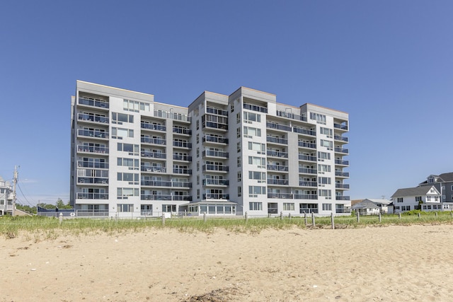 view of apartment building / complex