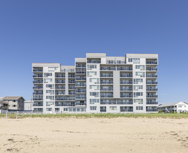 view of apartment building / complex